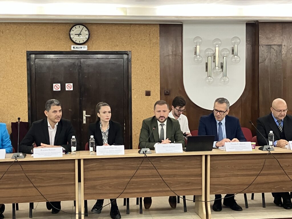 Кръгла маса „Диалог Иновации.бг 2040“ в Русе: бизнесът и образованието очертаха пътя към работещ технологичен трансфер svg%3E