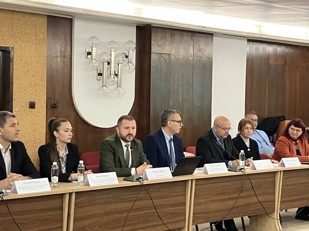 Кръгла маса „Диалог Иновации.бг 2040“ в Русе: бизнесът и образованието очертаха пътя към работещ технологичен трансфер svg%3E