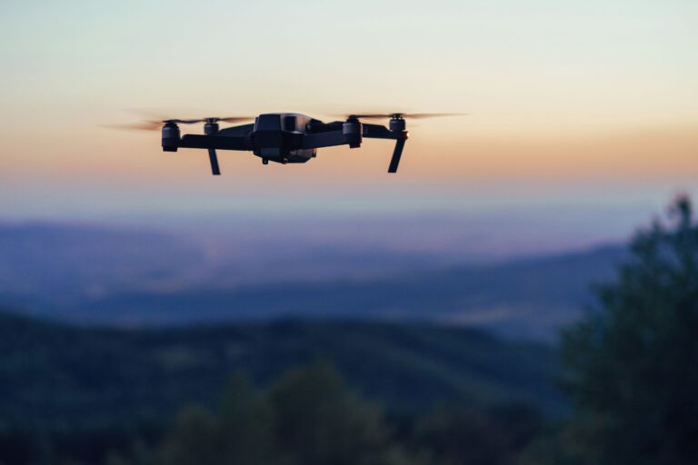 Безпилотен летателен апарат (дрон), летящ на открито